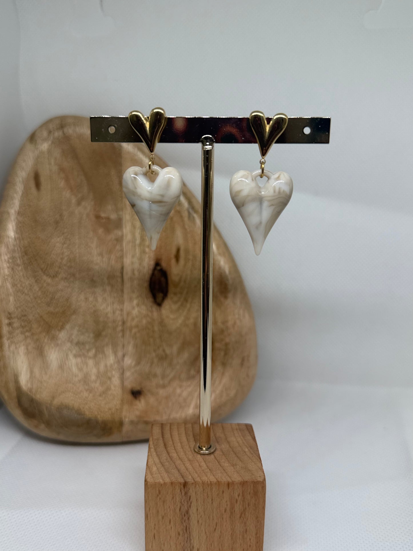 Boucles d'oreilles pendantes cœur beige
