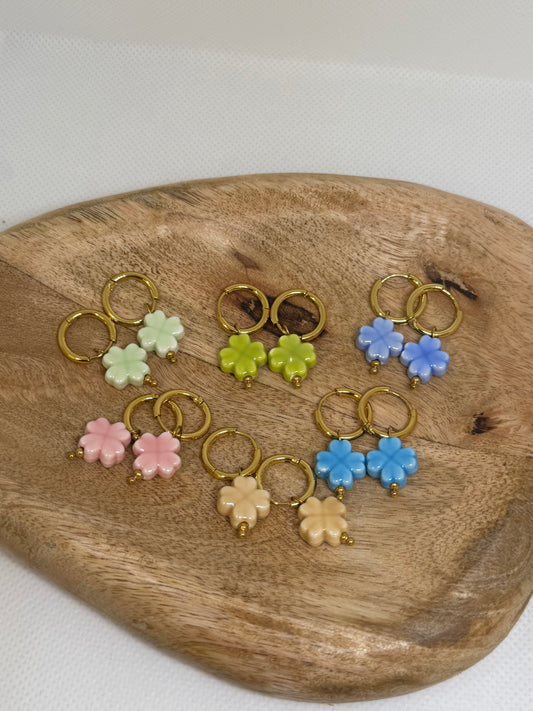 Petites créoles avec pendentifs trèfles (6 couleurs)