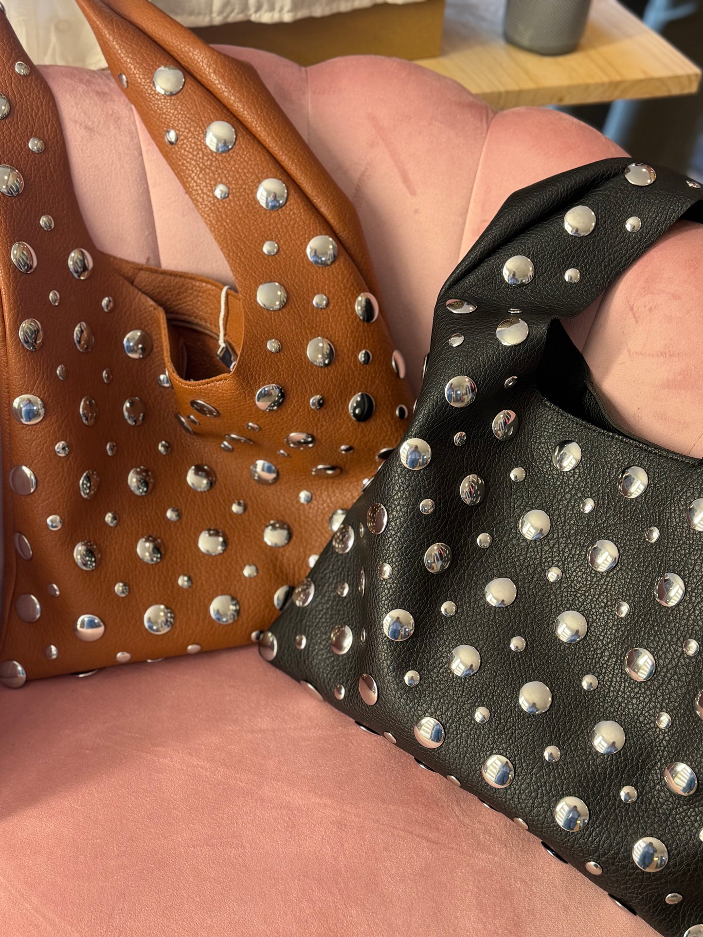 Sac besace clouté (2 couleurs)