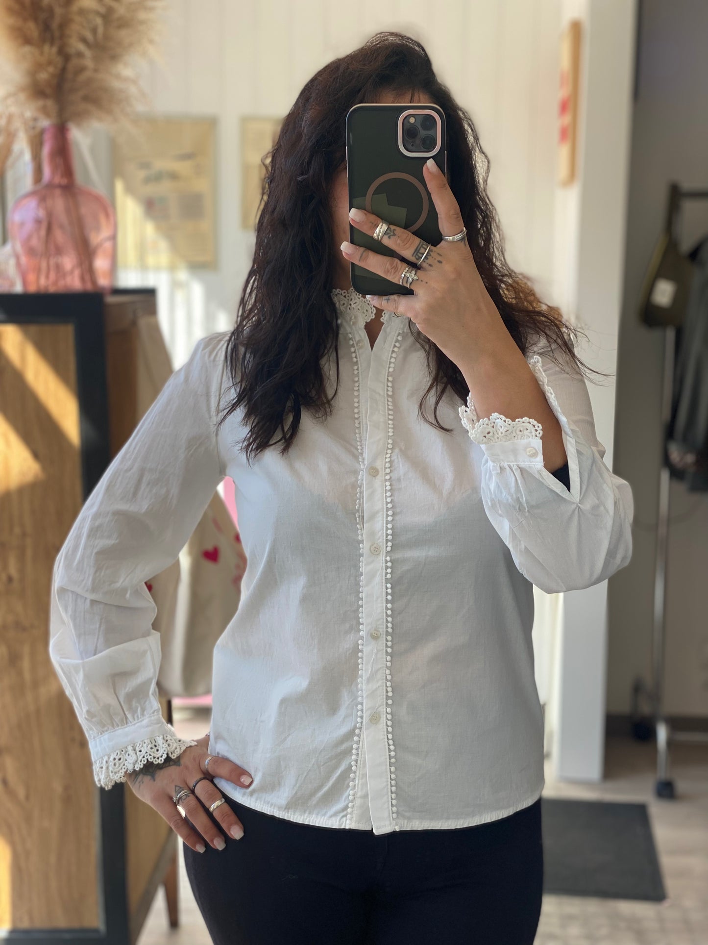 Chemisier écru avec détail au col – Élégance et raffinement