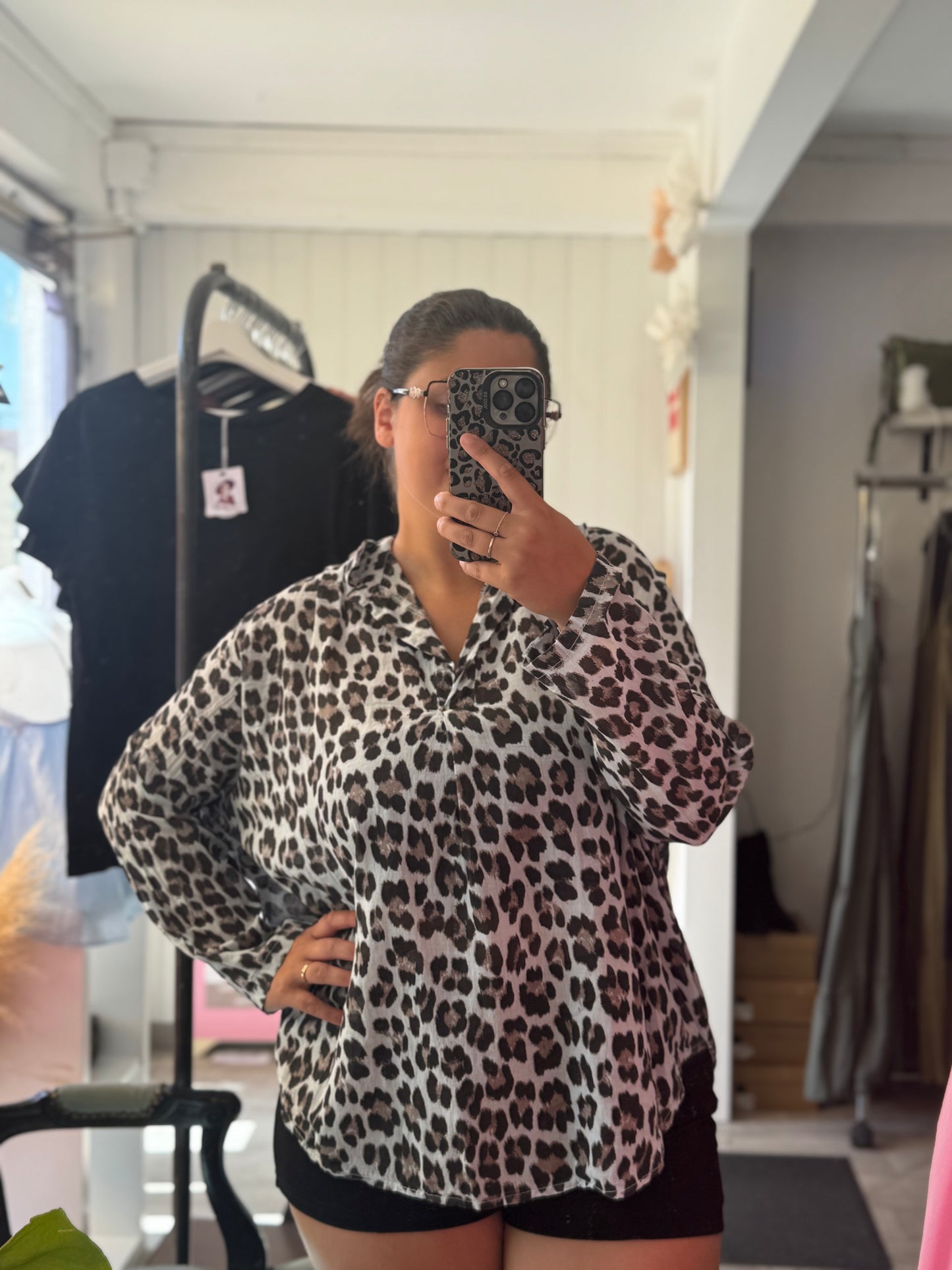 Blouse ample à col chemise manches longues à motif léopard - Taille unique 36-46