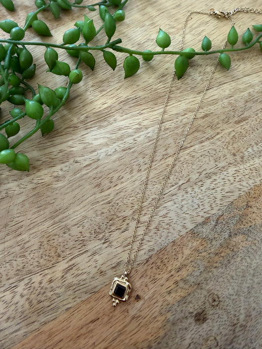 Collier doré pendentif noir