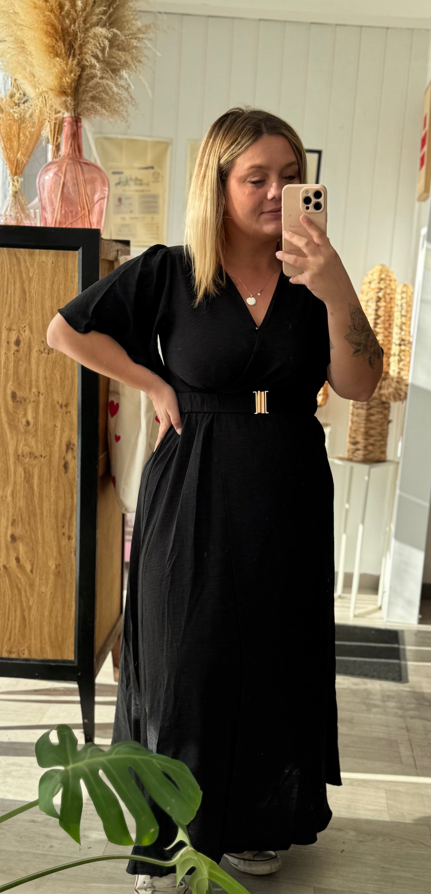 Robe longue noire à manches courtes