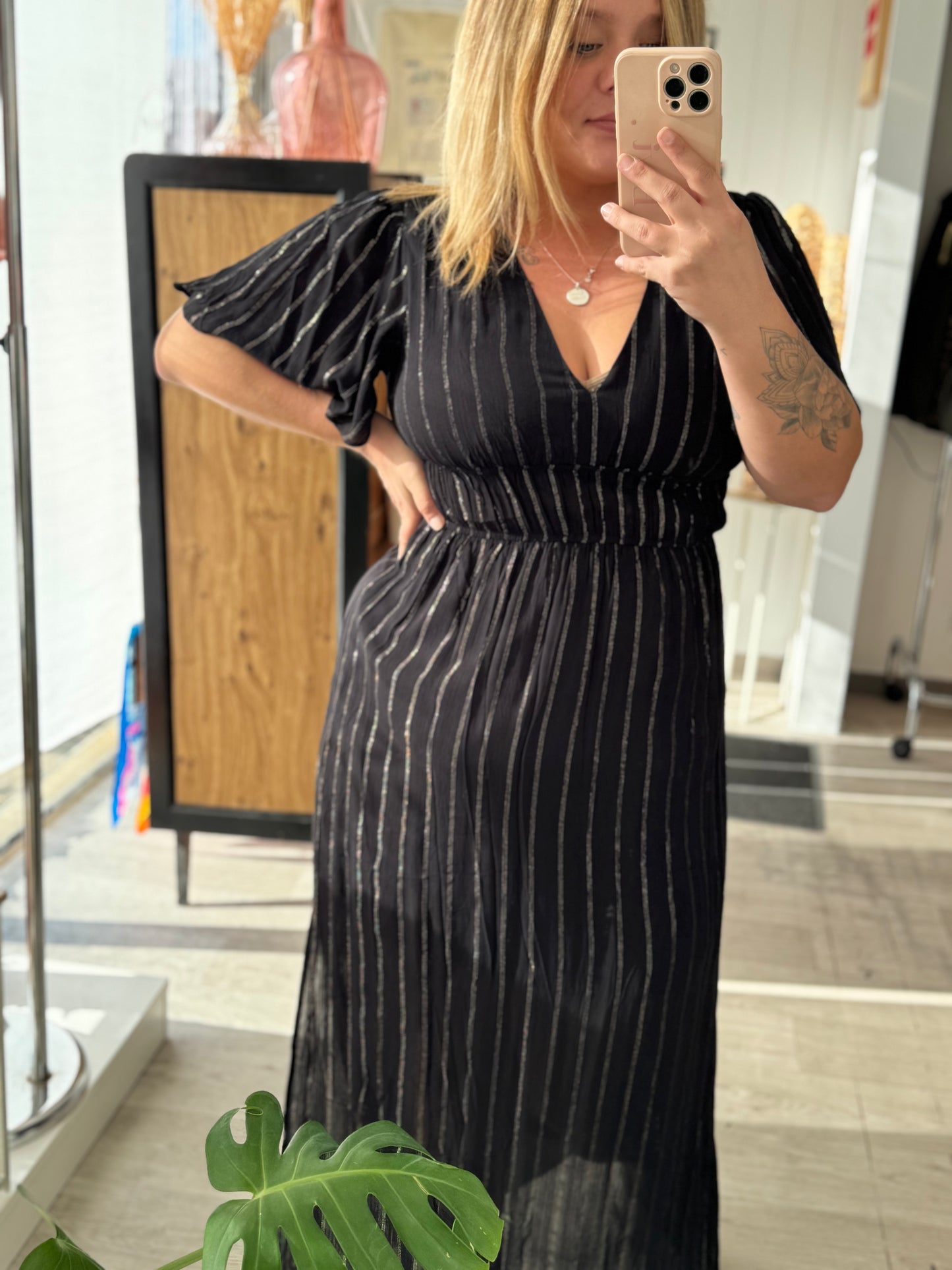 Robe longue noire et dorée – Élégance chic