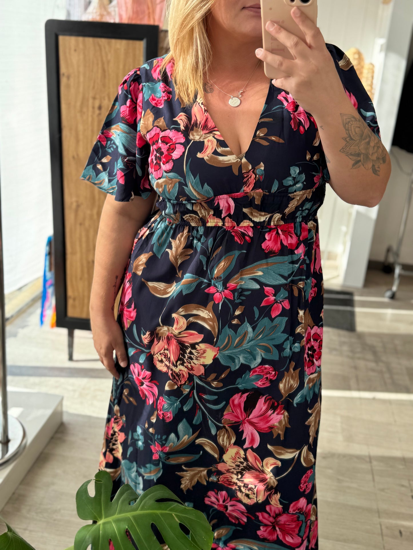 Robe longue bleu marine à manches courtes fleurs roses et bleues..