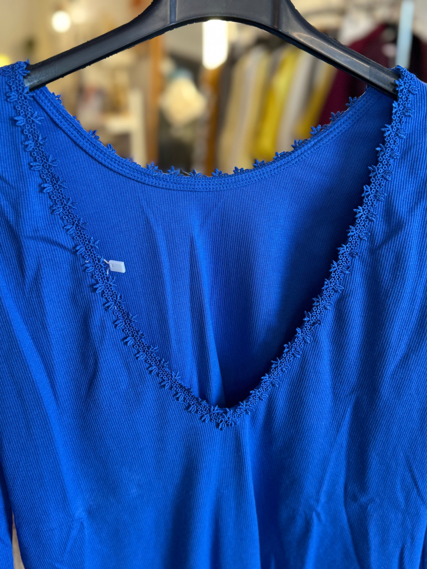 Haut à manches longues – Décolleté dans le dos (2 couleurs)