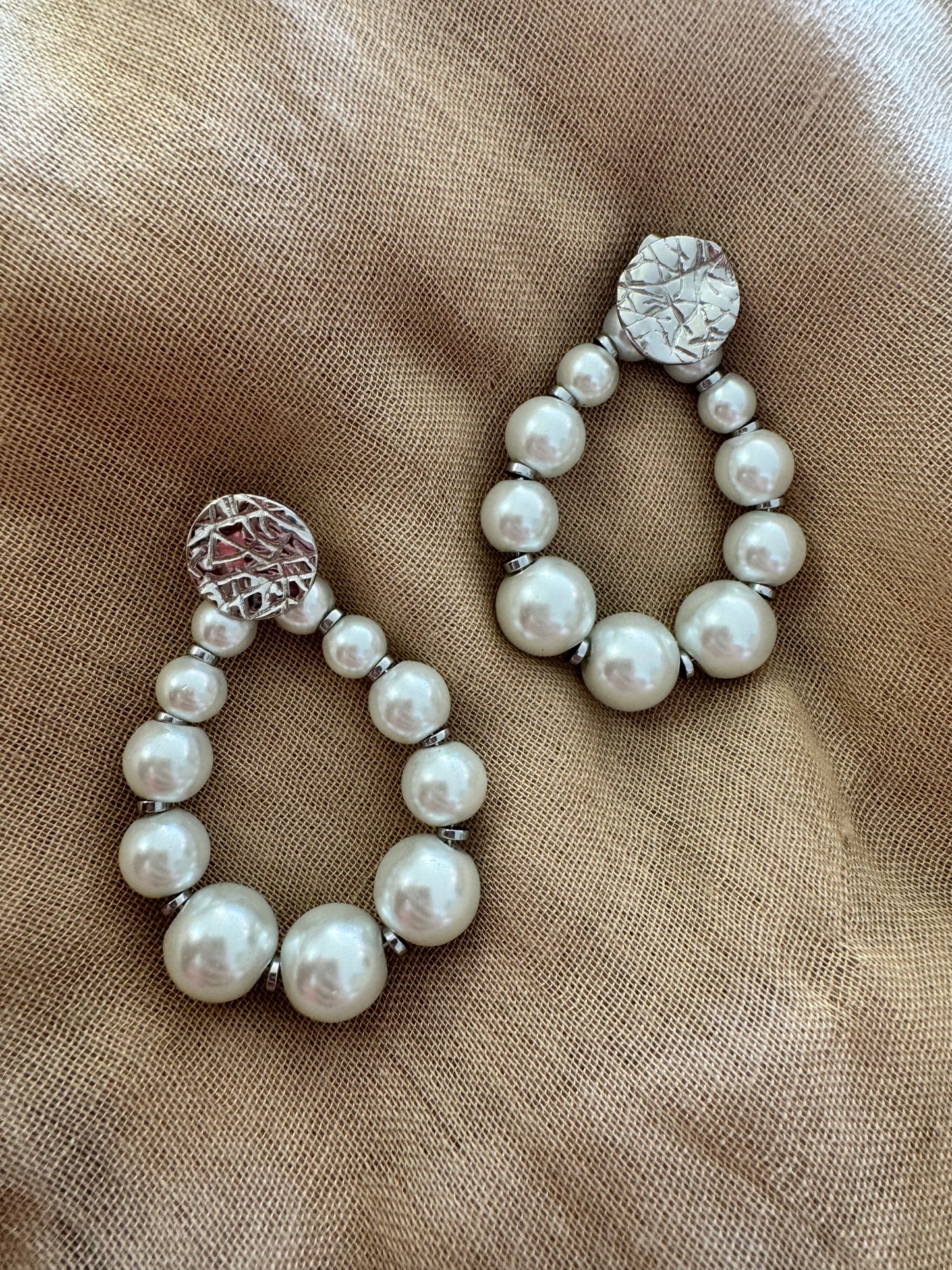 Boucles d’oreilles argentées en acier inoxydable avec perle