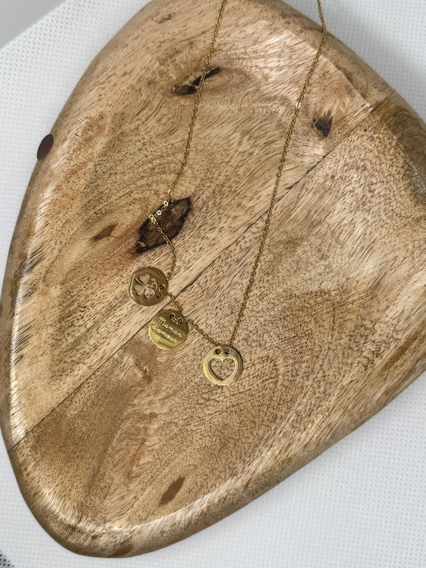 Collier avec pendentifs trèfle, cœur et “Maman d’amour”
