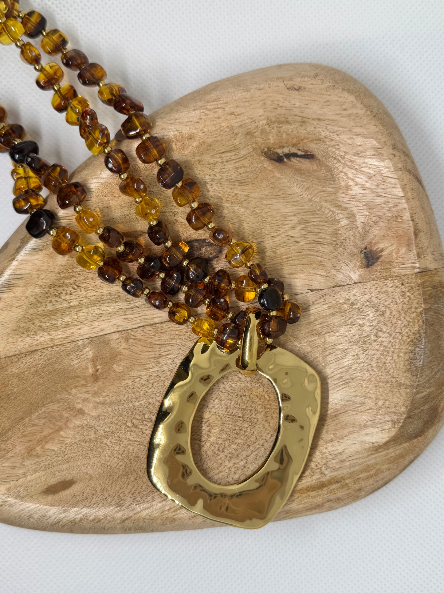 Collier effet ambre en pendentif doré – 54 cm