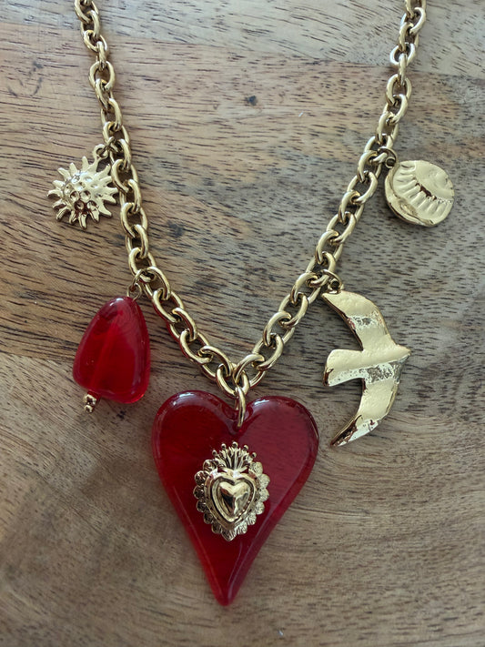 Collier doré avec coeur rouge résine