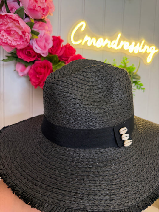 Chapeau orné de cauris (3 couleurs)