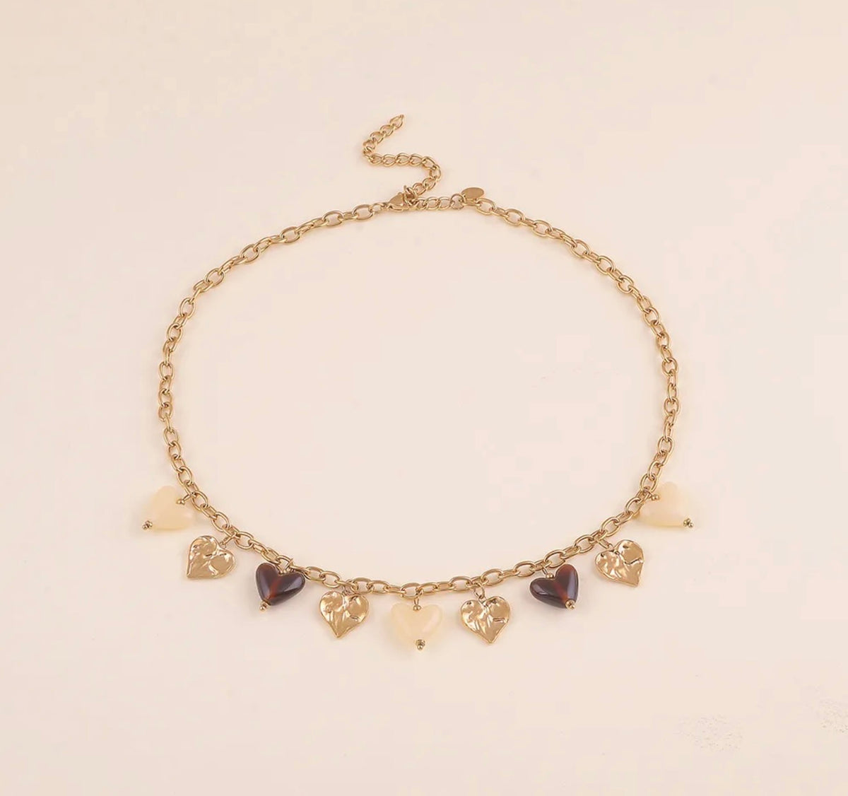Collier breloques coeurs en résine