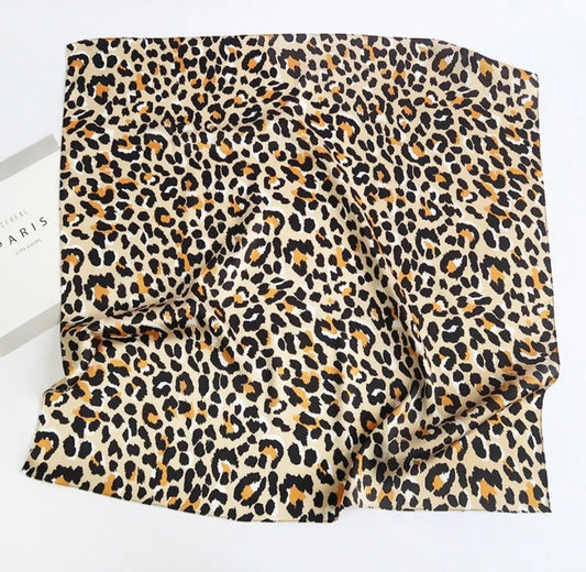 Carré en Satin 70x70 cm léopard beige - C MON DRESSING
