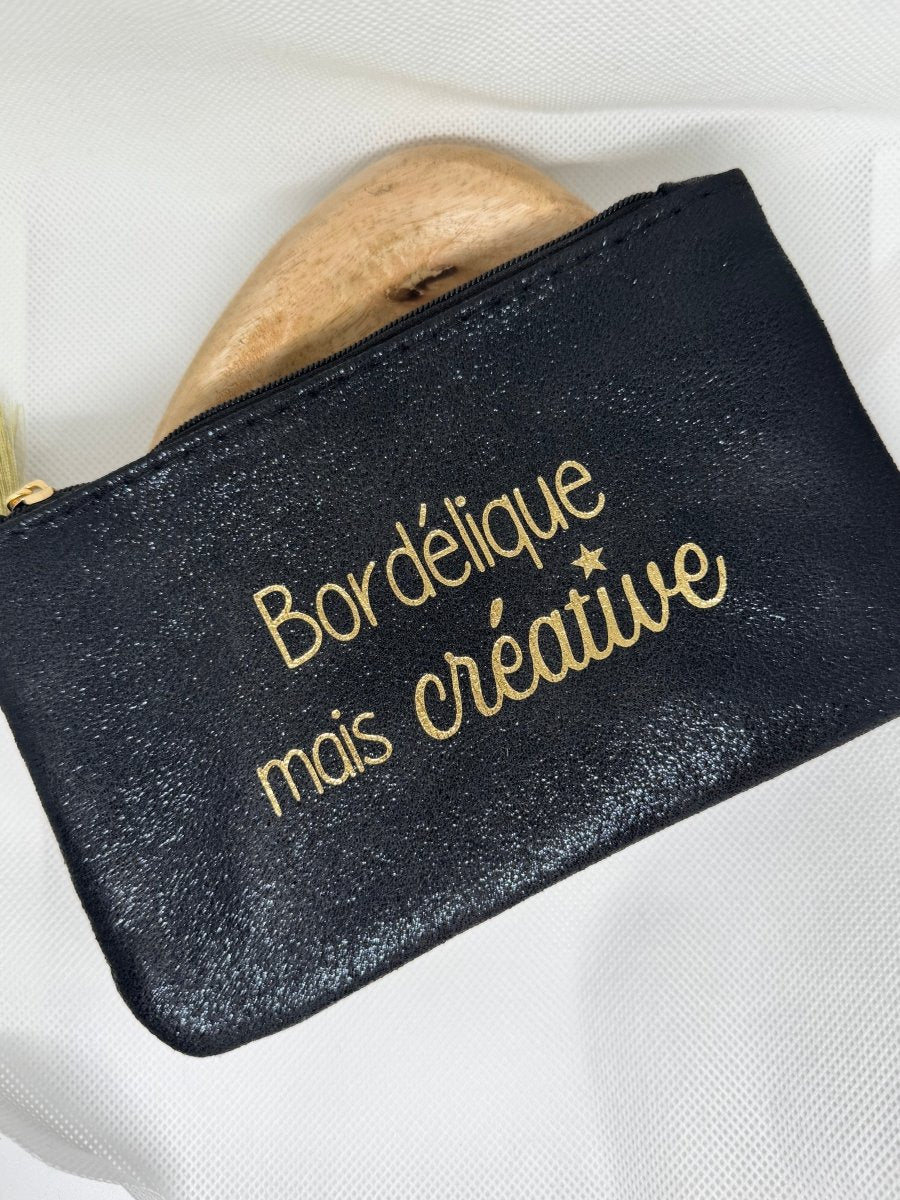 Pochette brillante "Bordélique mais créative" noir - C MON DRESSING