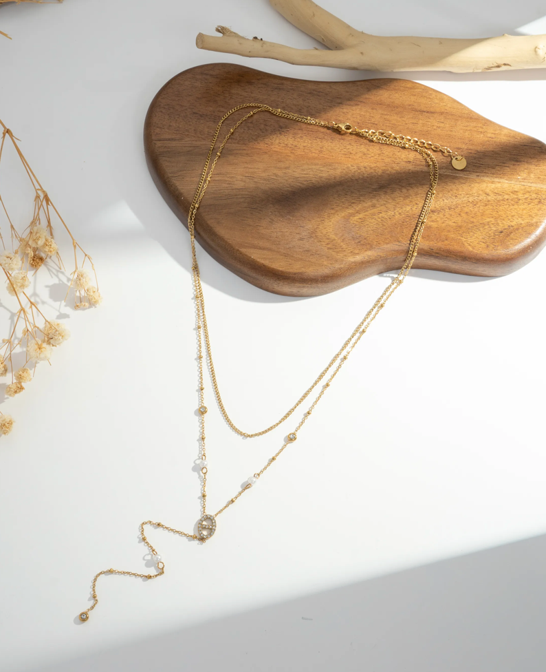 Collier long motif ovale raffiné en forme Y