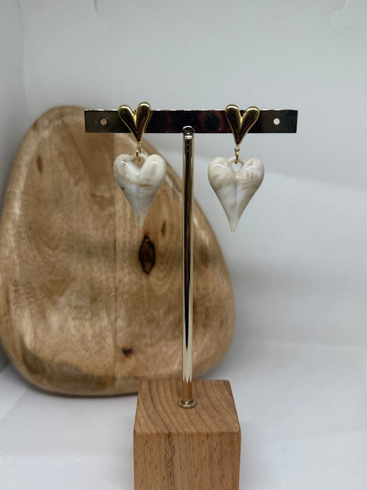 Boucles d'oreilles pendantes cœur beige