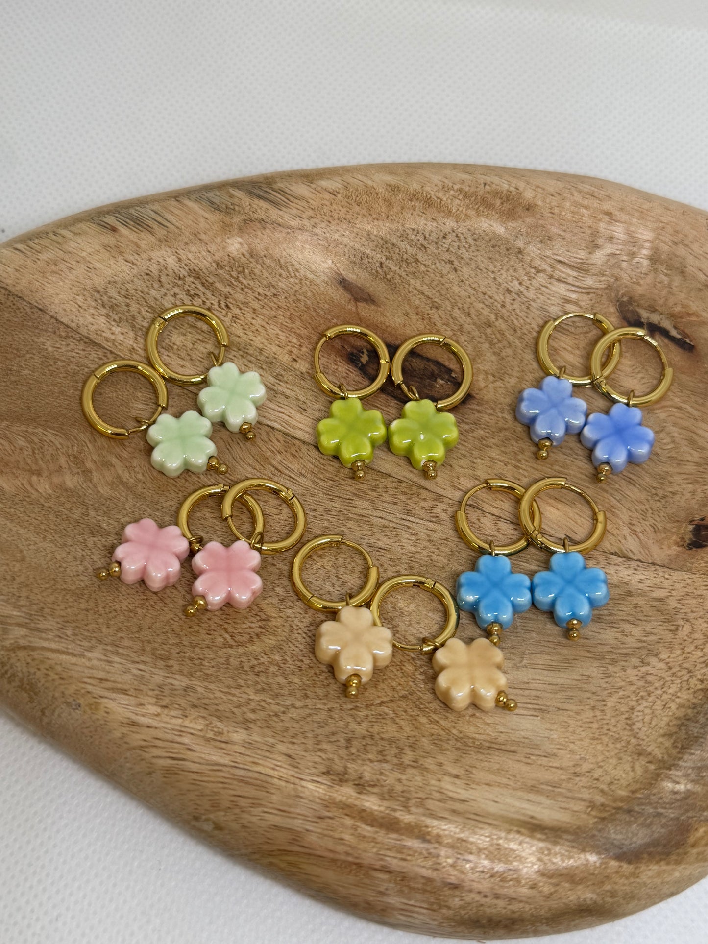 Petites créoles avec pendentifs trèfles (6 couleurs)