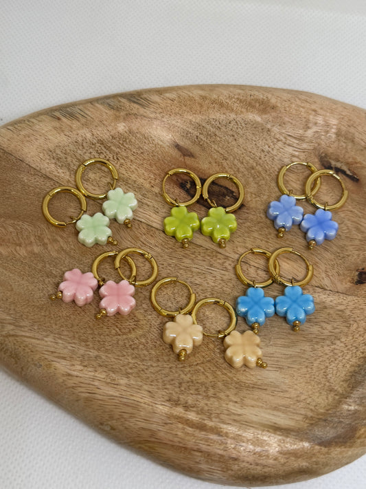 Petites créoles avec pendentifs trèfles (6 couleurs)