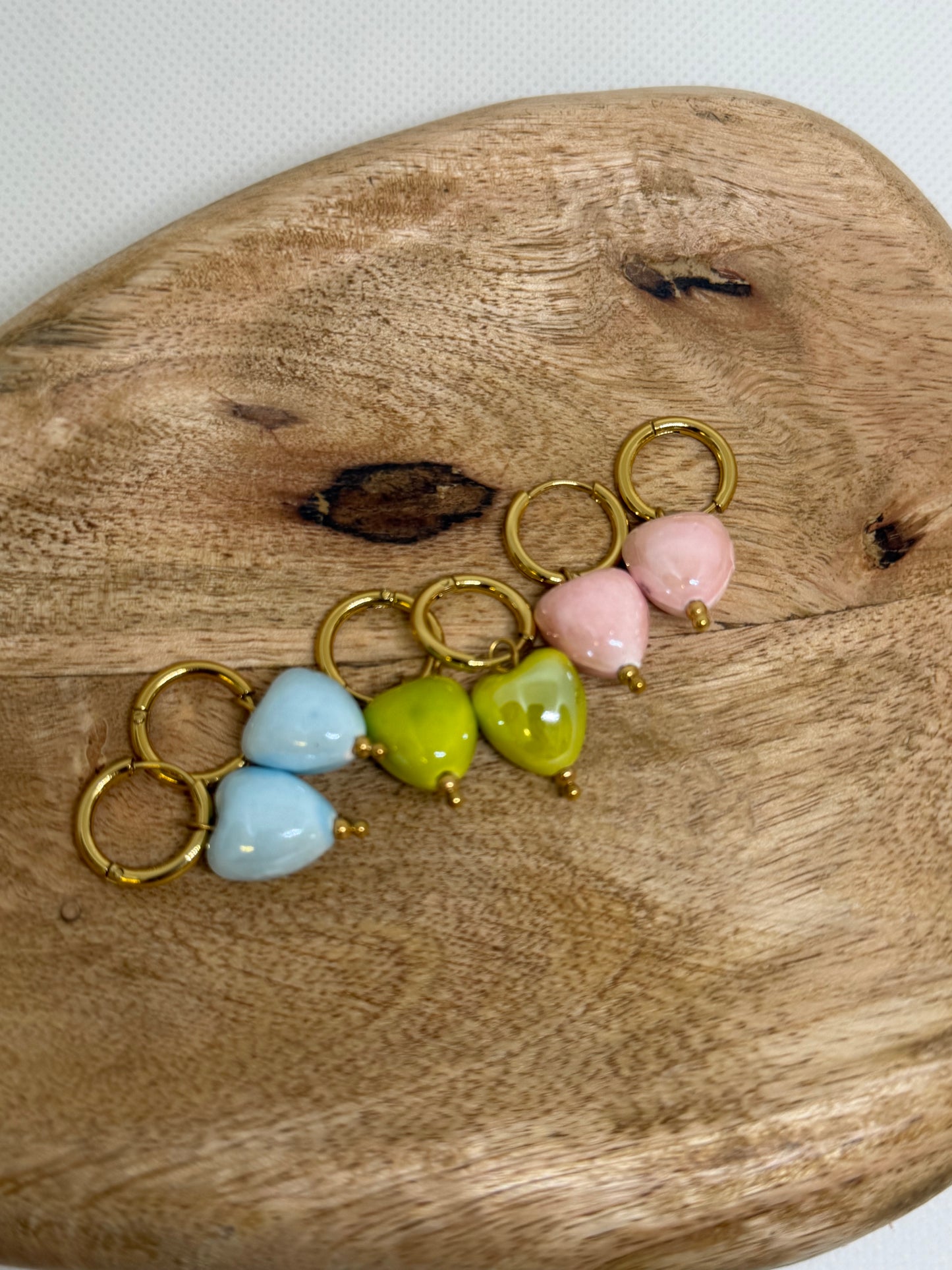 Petites créoles avec pendentifs coeurs (6 couleurs)