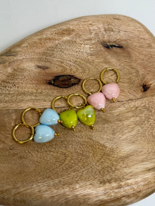 Petites créoles avec pendentifs coeurs (6 couleurs)
