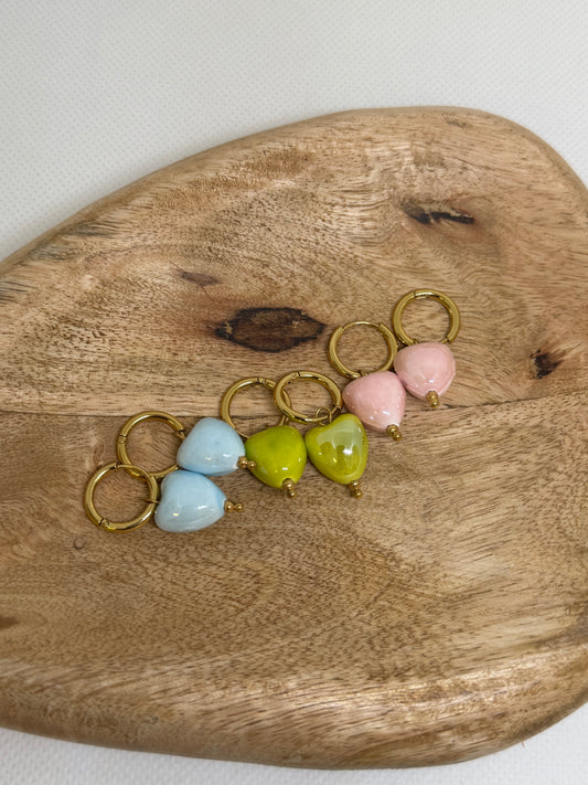 Petites créoles avec pendentifs coeurs (6 couleurs)