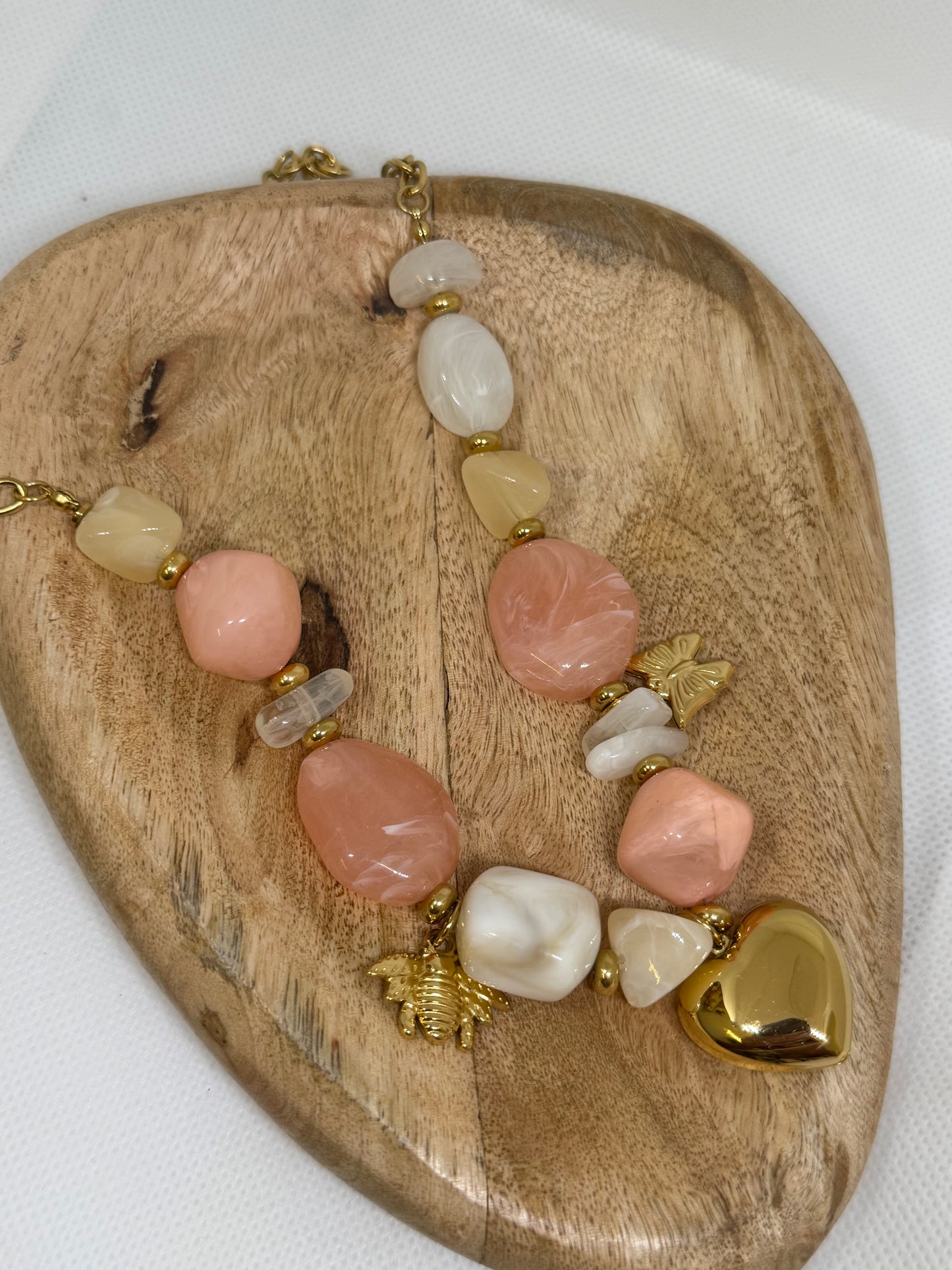 Collier en acier inoxydable perle en résine et pampilles (2 couleurs)