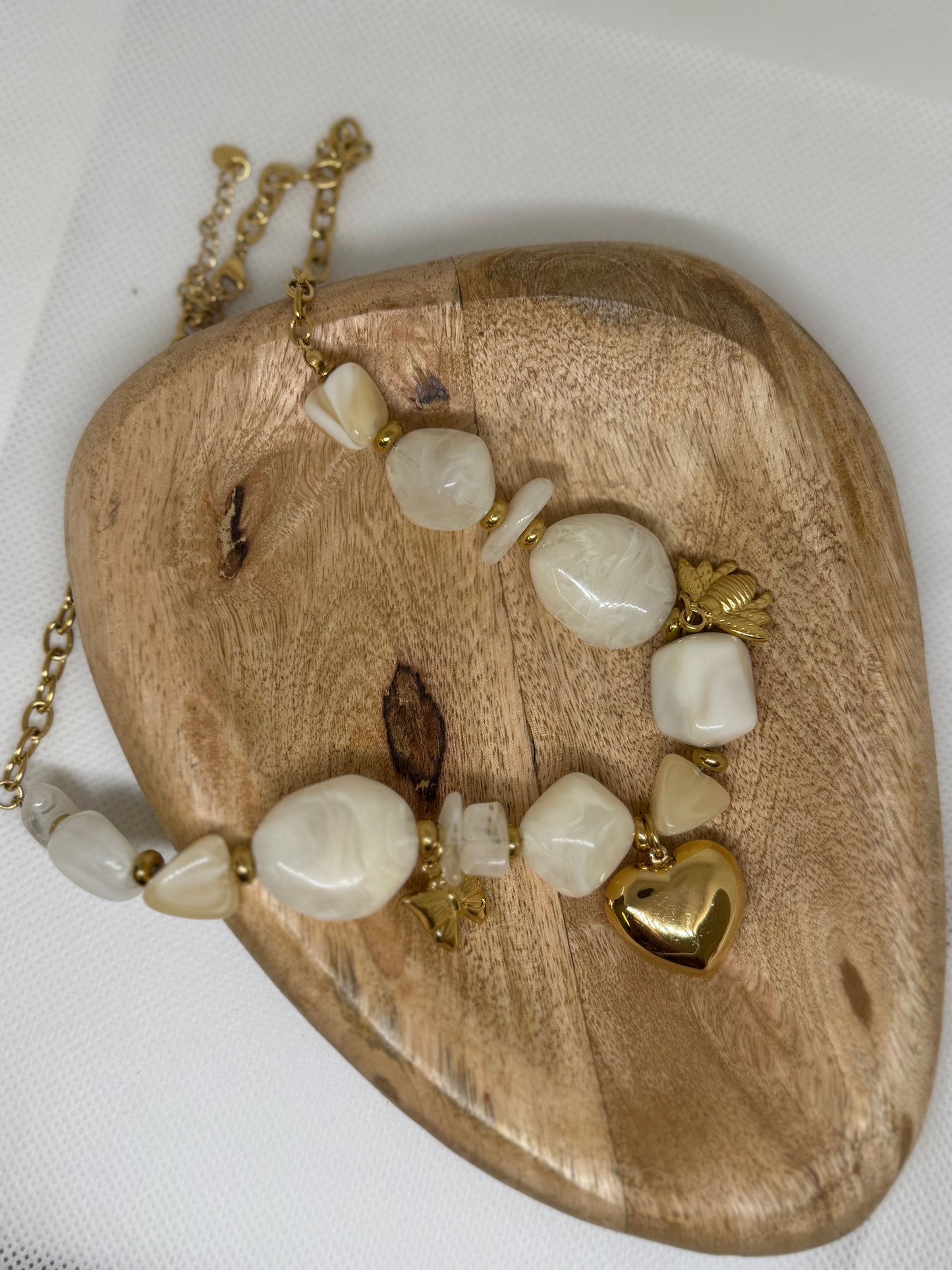 Collier en acier inoxydable perle en résine et pampilles (2 couleurs)