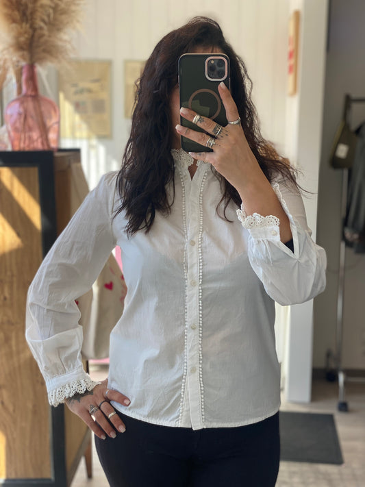 Chemisier écru avec détail au col – Élégance et raffinement