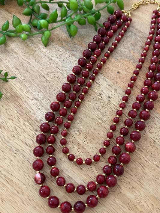 Collier rouge bordeaux triple rangs avec perles – 45 cm