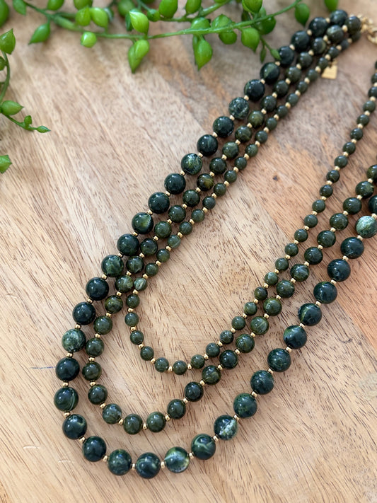 Collier vert triple rangs avec perles – 45 cm