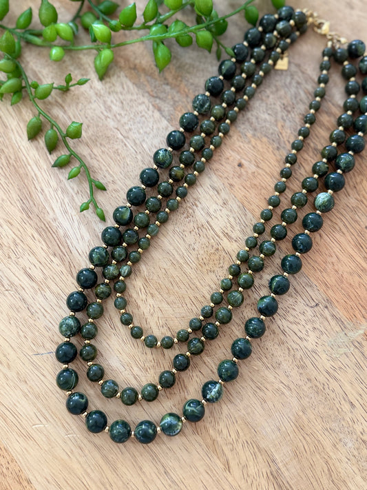Collier vert triple rangs avec perles – 45 cm