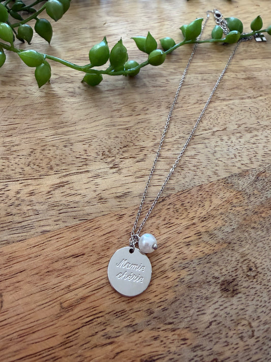 Collier argenté “Mamie chérie” avec perle