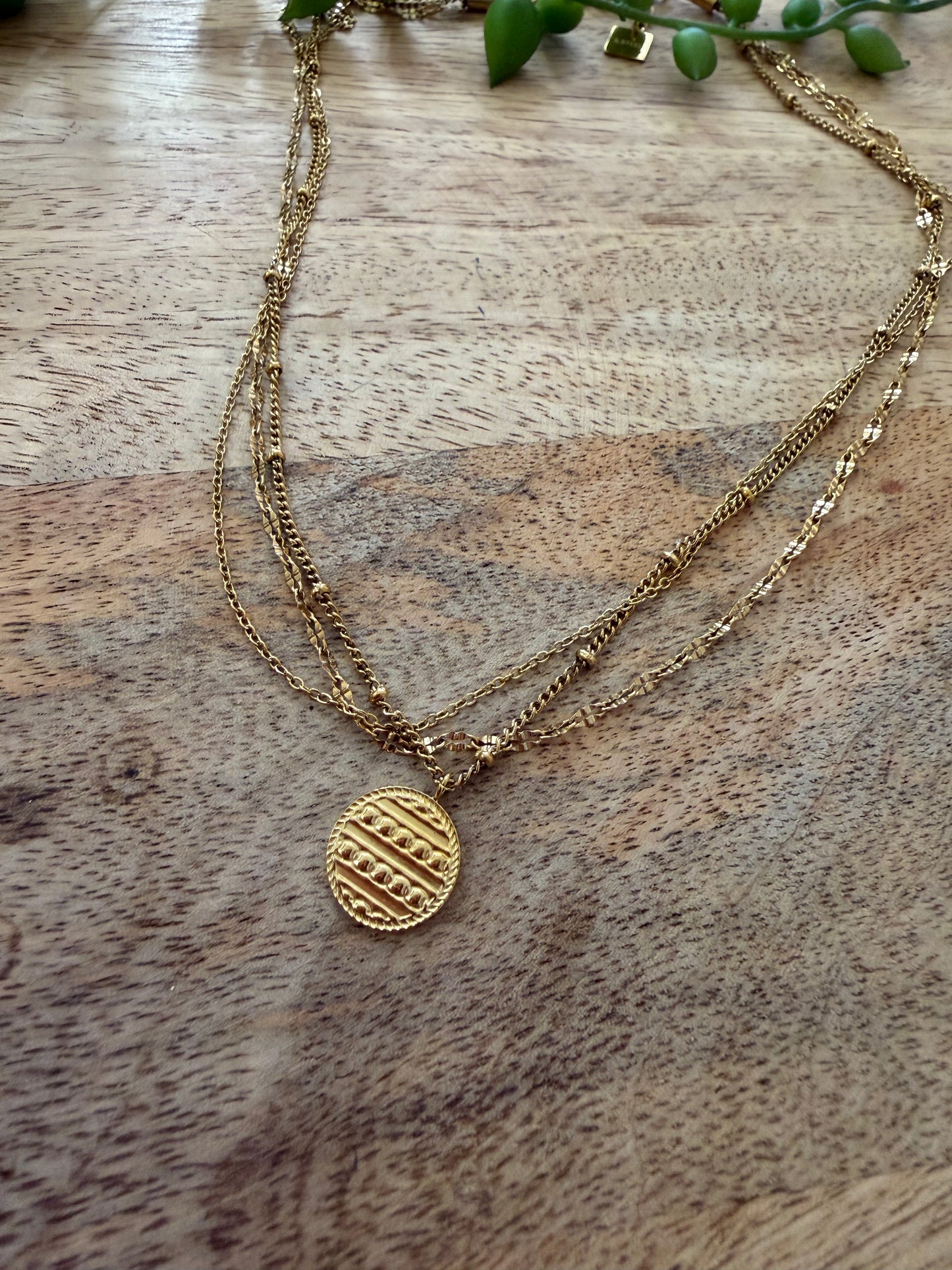Collier doré triple