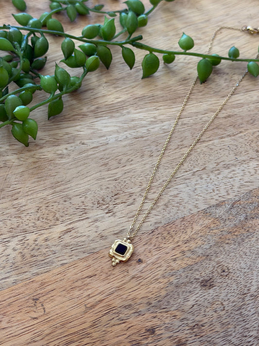 Collier doré pendentif noir