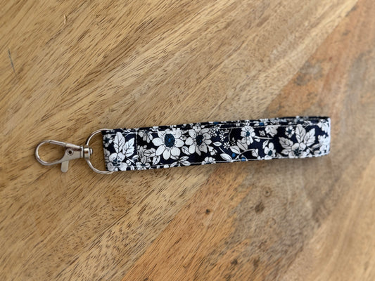 Porte clés fait avec amour fleurs bleu marine