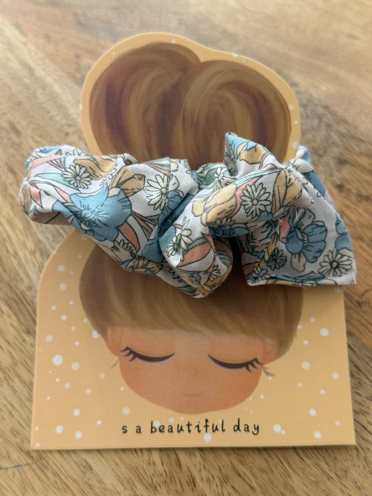 Chouchou fait avec amour fleurs bleu clair
