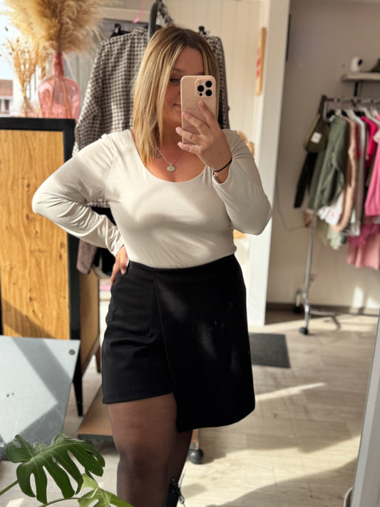 Jupe-short noire – Matière suédine – 44 au 50