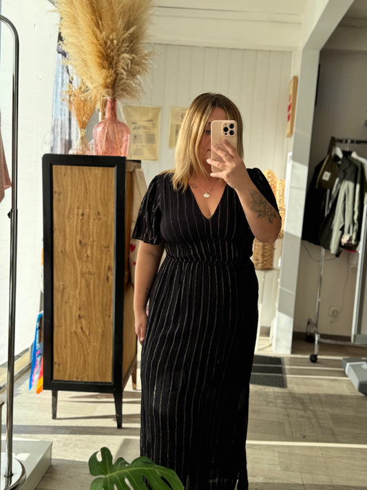 Robe longue noire et dorée – Élégance chic