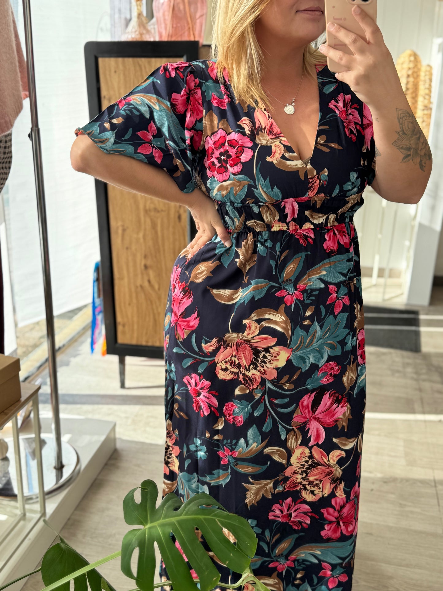 Robe longue bleu marine à manches courtes fleurs roses et bleues..