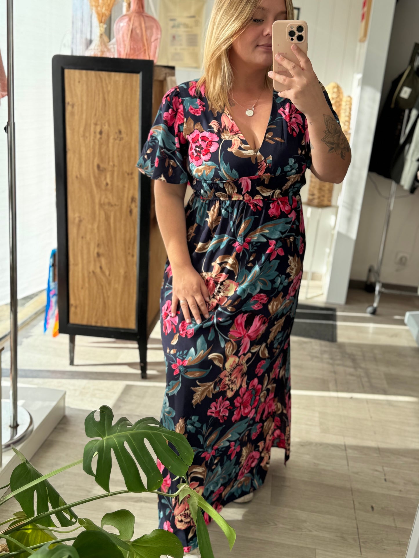 Robe longue bleu marine à manches courtes fleurs roses et bleues..