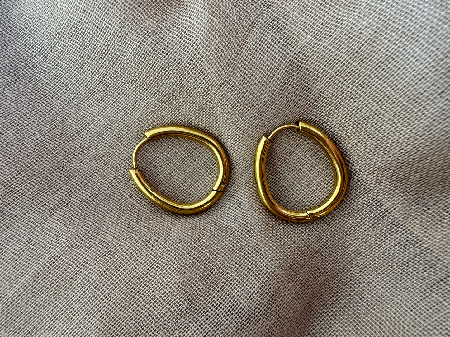 Petites créoles ovales dorées en acier inoxydable