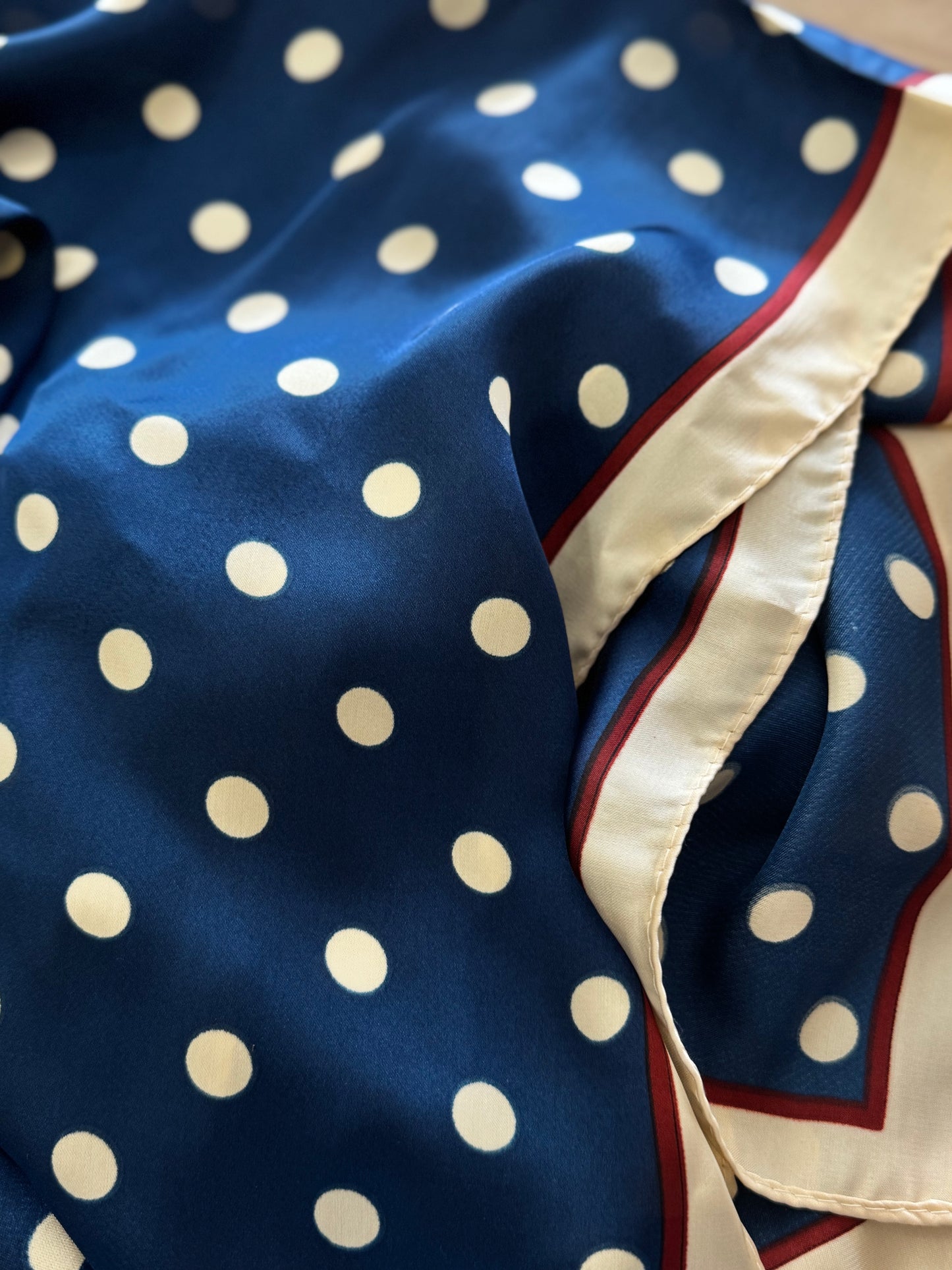 Carré 70×70 cm – Élégant et léger (11 modèles)