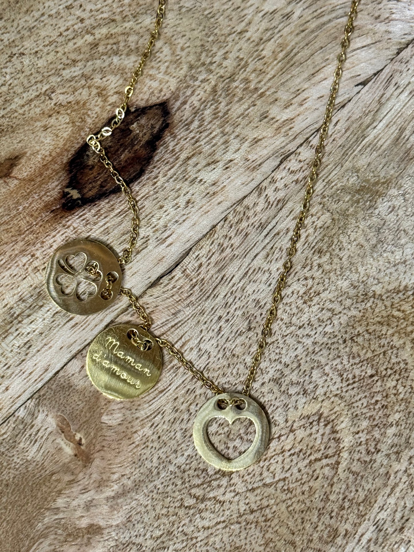 Collier avec pendentifs trèfle, cœur et “Maman d’amour”