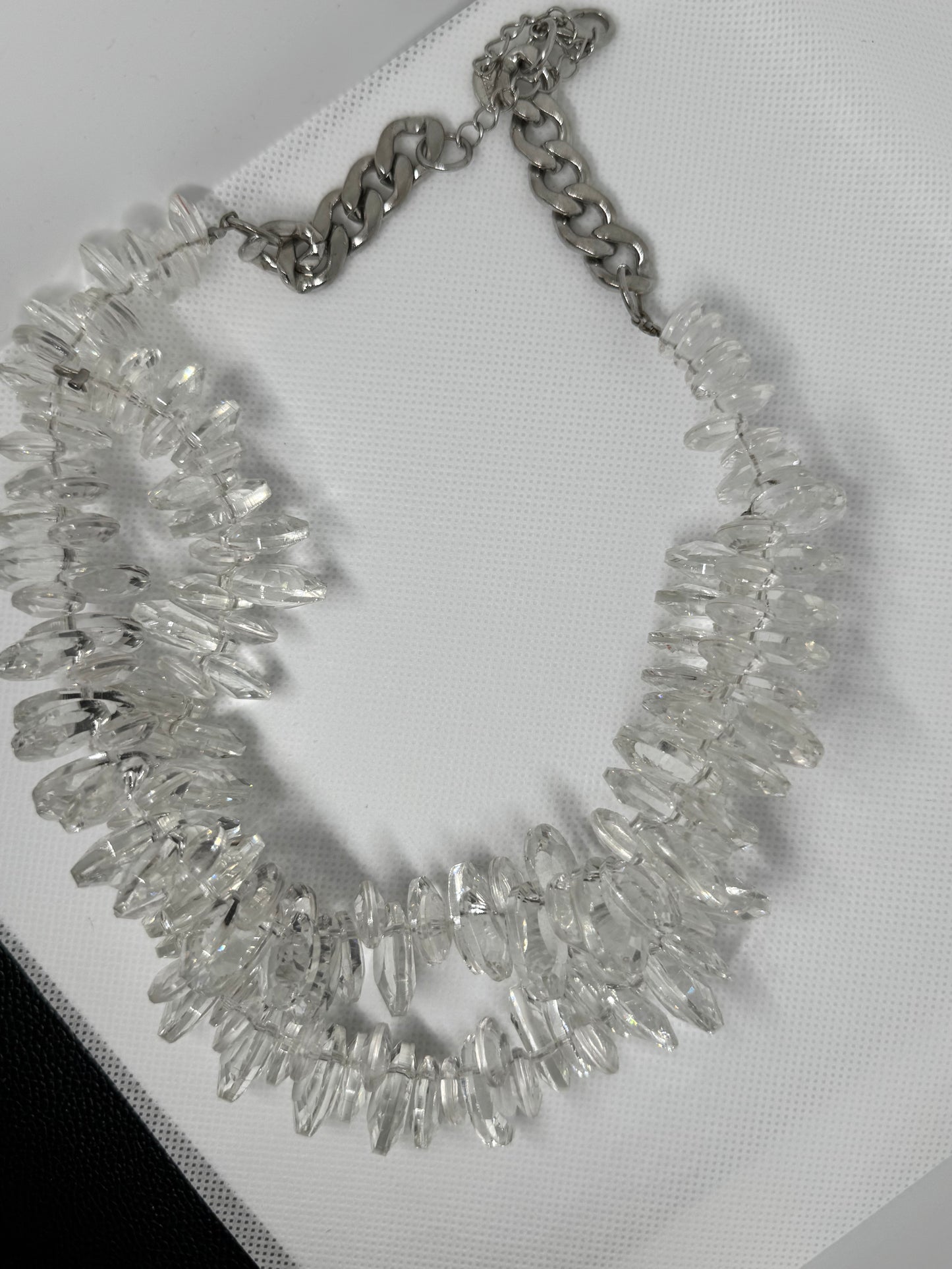 Gros collier en acier inoxydable argenté et transparent