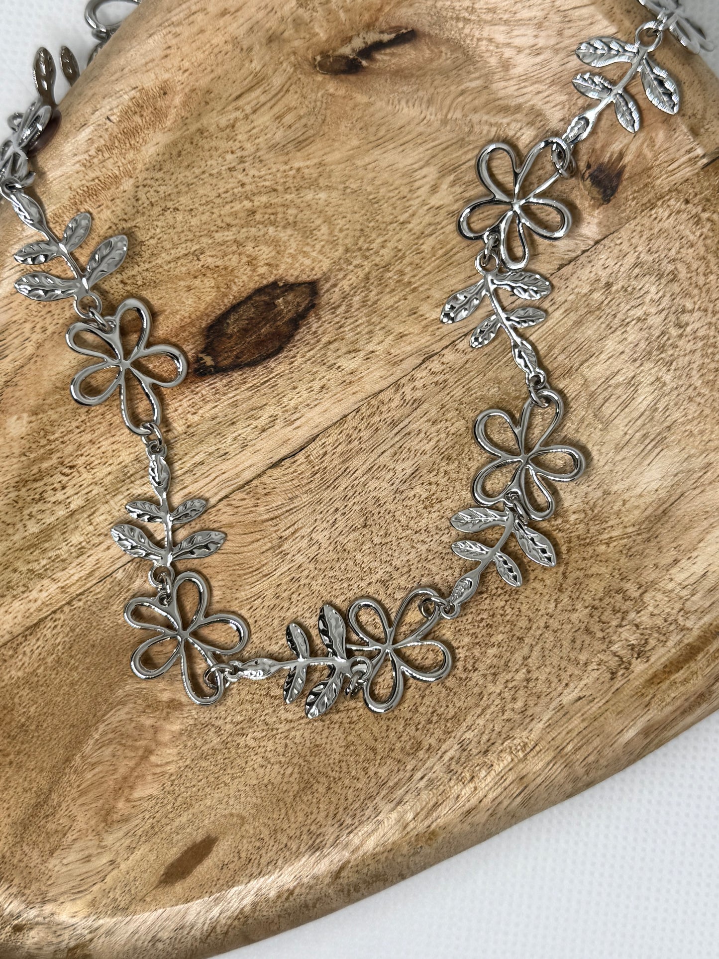 Collier fleurs – Argenté – 48 cm