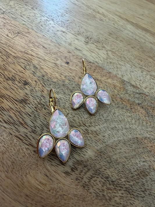 Boucles d’oreilles pendantes dorées aux cristaux irisés