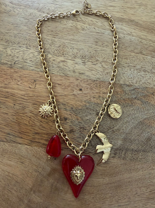 Collier doré avec coeur rouge résine