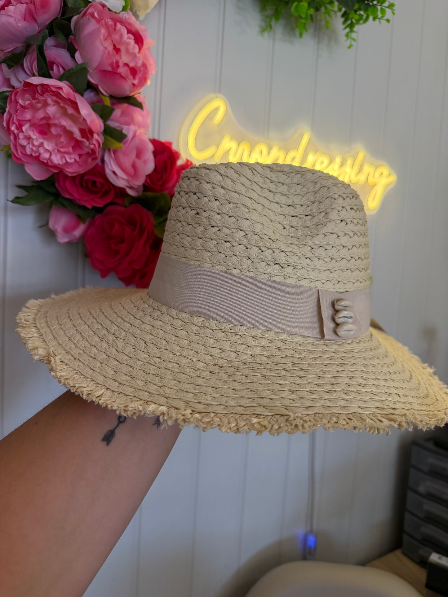 Chapeau orné de cauris (3 couleurs)