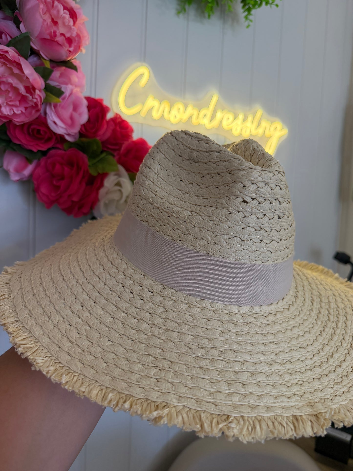 Chapeau orné de cauris (3 couleurs)