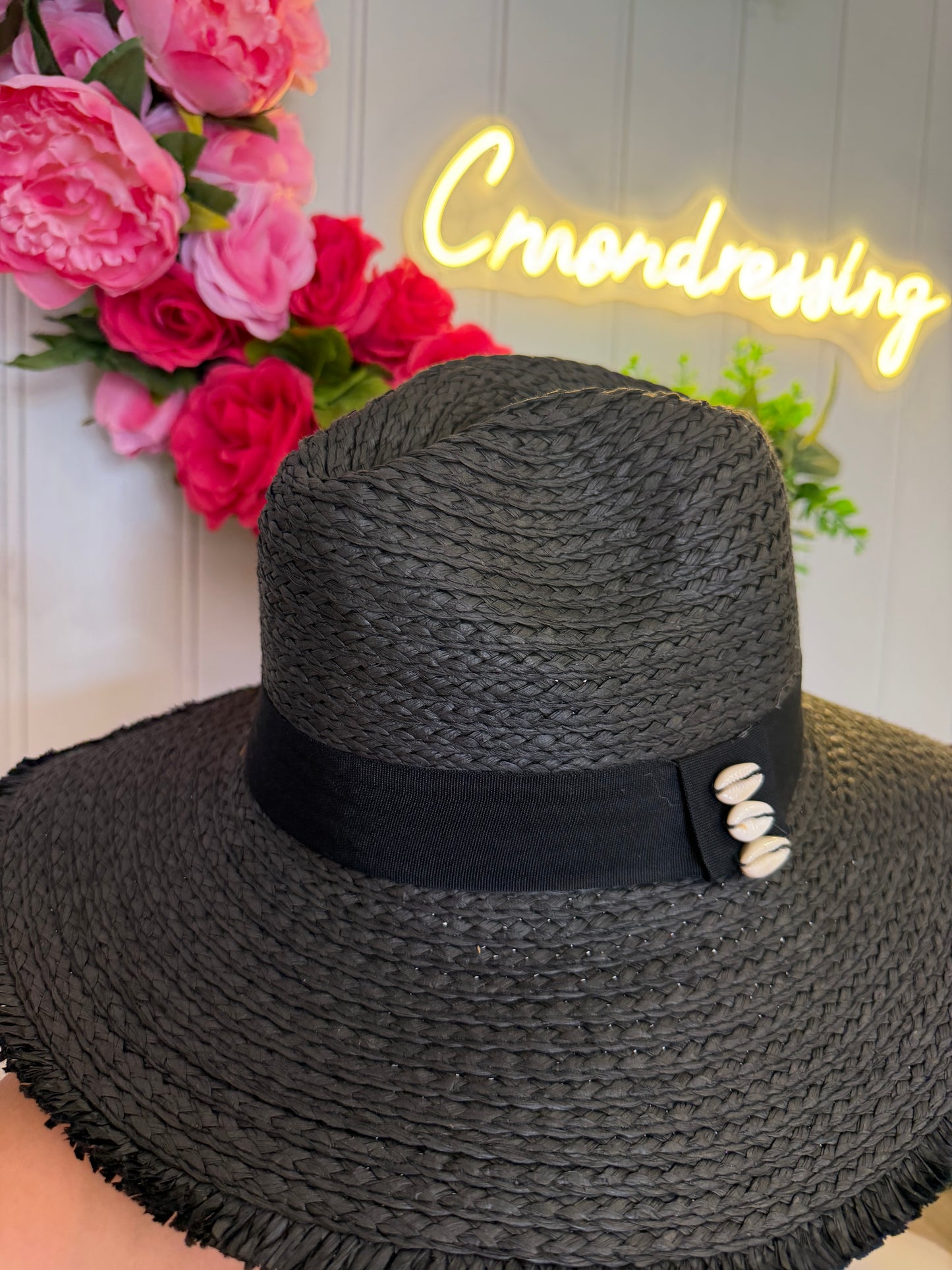 Chapeau orné de cauris (3 couleurs)